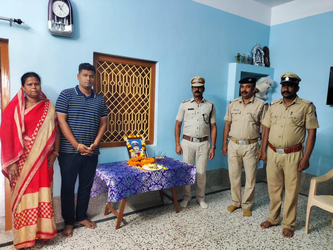 You are currently viewing କୋଭିଡ ରେ ମୃତ୍ୟୁ ବରଣ କରି ଥିବା ଏ,ଏସ ଆଇ ରବିନ୍ଦ୍ର ଙ୍କ ପ୍ରତି ଶ୍ର ଦ୍ଧାଞ୍ଜଳୀ ।