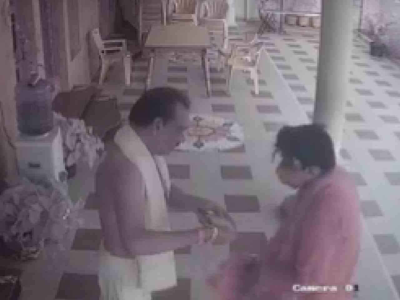 You are currently viewing ନେତାଙ୍କ ଘରକୁ ଭିକାରି ବେଶରେ ଆସିଲେ, ଭିକ୍ଷା ମାଗିଲେ, ଭିକ୍ଷାଦାନ ବେଳେ ମାରଣାସ୍ତ୍ରରେ ଆକ୍ରମଣ କଲେ ।