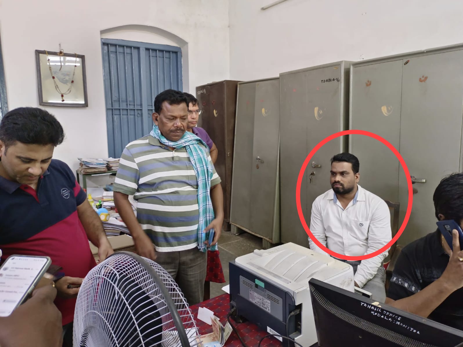 You are currently viewing ଘରବାରି ପଟ୍ଟା କରାଇଦେବା ପାଇଁ ଲାଞ୍ଚ ନେଉଥିଲେ ବରିଷ୍ଠ ରାଜସ୍ବ ସହାୟକ,ମାଡି ବସିଲା ଭିଜିଲାନ୍ସ ଟିମ