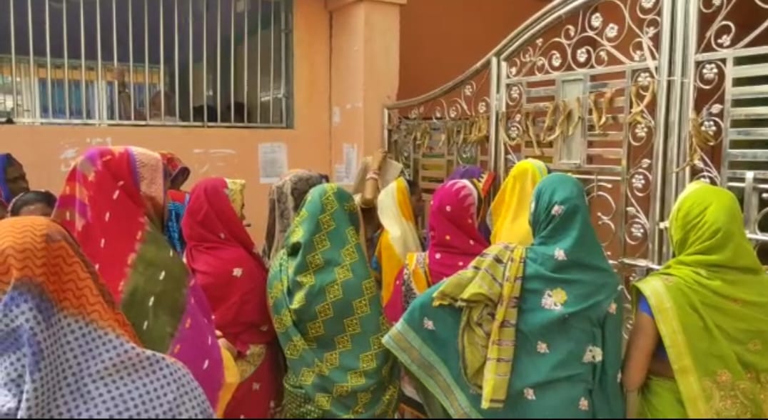 You are currently viewing ଅଙ୍ଗାରଗାଁ ରେ ମିସନ ଶକ୍ତି ଗୃହ ନିର୍ମାଣ ପାଇଁ ପଞ୍ଚାୟତ ଫାଟକରେ ତାଲା ପକାଇଲେ ମହିଳା ସଂଘ ର ସଦସ୍ୟା ମାନେ