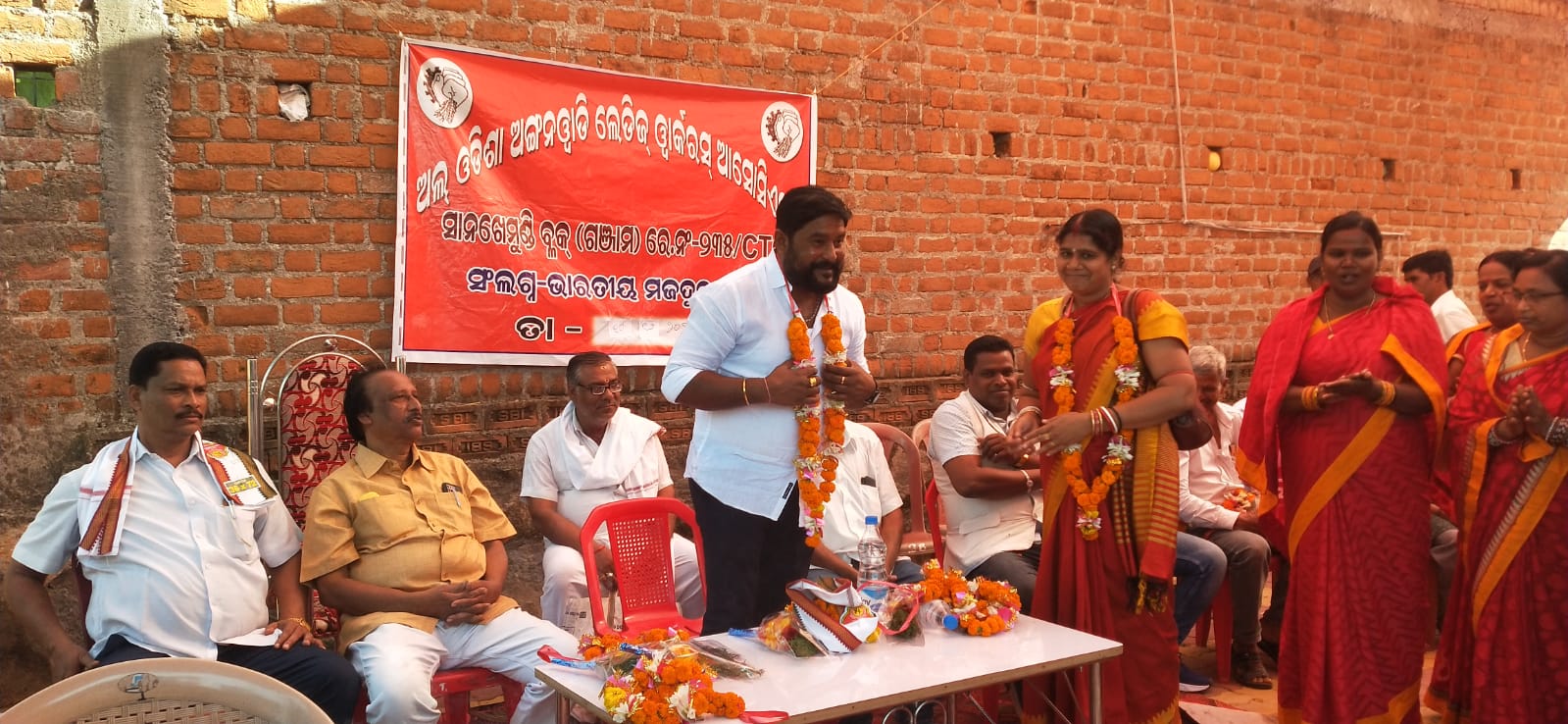 You are currently viewing ସାନଖେମୁଣ୍ଡି ବ୍ଲକ ଅଙ୍ଗନବାଡି କର୍ମୀ ଓ ସହାୟିକାଙ୍କ ବିକ୍ଷୋଭ ଧାରଣାରେ ବିଧାୟକ ରମେଶ ଜେନା ।