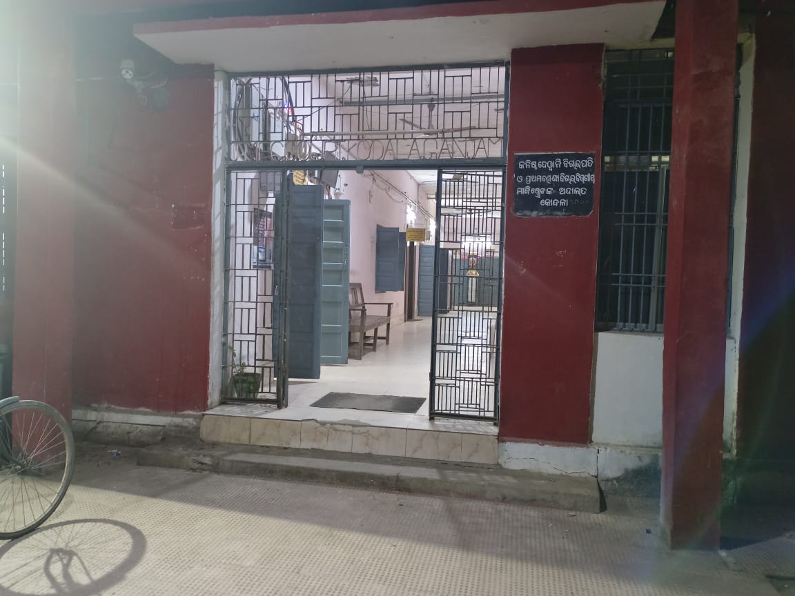 You are currently viewing ଚୋରା ମଦ ଧରିବାକୁ ଯାଇ ଛେଚା ଖାଇଲେ ଅବକାରୀ କର୍ମଚାରୀ, ଅଭିଯୁକ୍ତଙ୍କୁ କୋର୍ଟ ଚାଲାଣ ବେଳେ ଆକ୍ରମଣ।