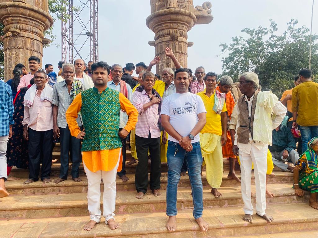 You are currently viewing ବୃଦ୍ଧ ବୃଦ୍ଧାଙ୍କୁ ତାରାତାରିଣୀ ଦର୍ଶନ କରାଇଲେ କୋଦଳା ଅଧ୍ଯକ୍ଷ।