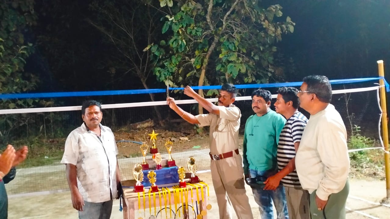You are currently viewing ଶ୍ରୀ ସିଦ୍ଧେଶ୍ୱର ବ୍ୟାଡ୍ ମିଣ୍ଟନ୍ ଆସୋସିଏସନ୍ ପକ୍ଷରୁ ବନ୍ଧୁତ୍ୱପୂର୍ଣ୍ଣ ବ୍ୟାଡ୍ ମିଣ୍ଟନ୍ ମ୍ୟାଚ୍