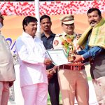 Read more about the article ମାନ୍ୟବର ଅର୍ଥ ମନ୍ତ୍ରୀ ନିରଞ୍ଜନ ପରିଡାଙ୍କ ଦ୍ଵାରା ବରିଷ୍ଠ ଫଟୋ ସାମ୍ବାଦିକ ସରୋଜ ମଲ୍ଲିକ ସମ୍ବର୍ଦ୍ଧିତ ।