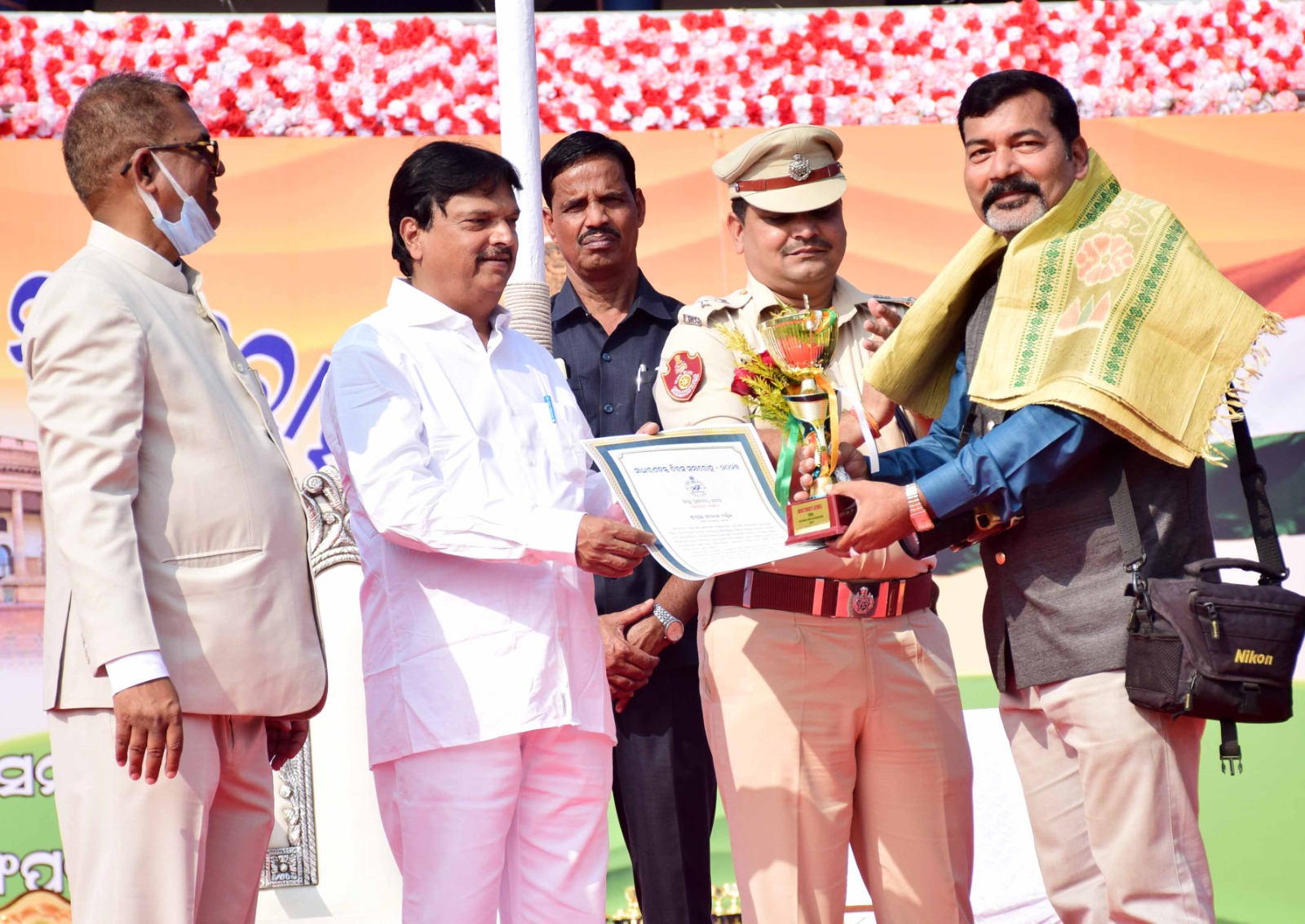 You are currently viewing ମାନ୍ୟବର ଅର୍ଥ ମନ୍ତ୍ରୀ ନିରଞ୍ଜନ ପରିଡାଙ୍କ ଦ୍ଵାରା ବରିଷ୍ଠ ଫଟୋ ସାମ୍ବାଦିକ ସରୋଜ ମଲ୍ଲିକ ସମ୍ବର୍ଦ୍ଧିତ ।