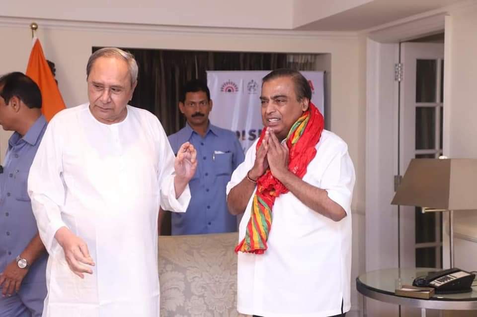 You are currently viewing उद्योगपति मुकेश अंबानी से मिले मुख्यमंत्री नवीन पटनायक, मुकेश बोले- ओडिशा निवेश के लिए मुफीद जगह है