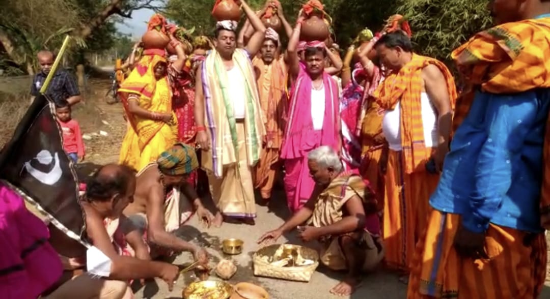 You are currently viewing ରାଧାକୃଷ୍ଣ ମନ୍ଦିର ପ୍ରତିଷ୍ଠା ଓ ବିଶ୍ୱ ଶାନ୍ତି ମହାଯଜ୍ଞର ପୂର୍ଣ୍ଣାହୂତି