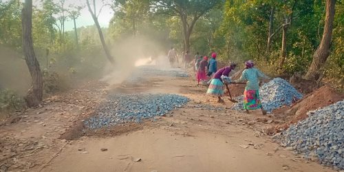 ପ୍ରଧାନମନ୍ତ୍ରୀ ଗ୍ରାମ୍ୟ ସଡ଼କ ଯୋଜନାରେ ଅନିୟମିତତା ଅଭିଯୋଗ : ଠିକାଦାର ଓ ଯନ୍ତ୍ରୀ ମଧ୍ଯରେ ମଧୁଚଦ୍ରିକା