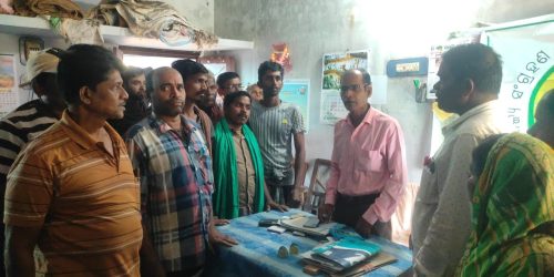 ବଡ଼ ଖରିଡ଼ା ଗ୍ରାମରେ ସୋସାଇଟି ଧାନ ନେଉନଥିବା ପ୍ରତିବାଦ ରେ ସମ୍ପାଦକ ଙ୍କୁ ଘେରାଉ କଲେ ଚାଷୀ ।