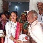 Read more about the article ଗରୀବର ବନ୍ଧୁ ଶିକ୍ଷୟତ୍ରୀ ରଶ୍ମିତାଙ୍କ ଶୀତ ବସ୍ତ୍ର ଓ ଶୁଖିଲା ଖାଦ୍ୟ ବଣ୍ଟନ