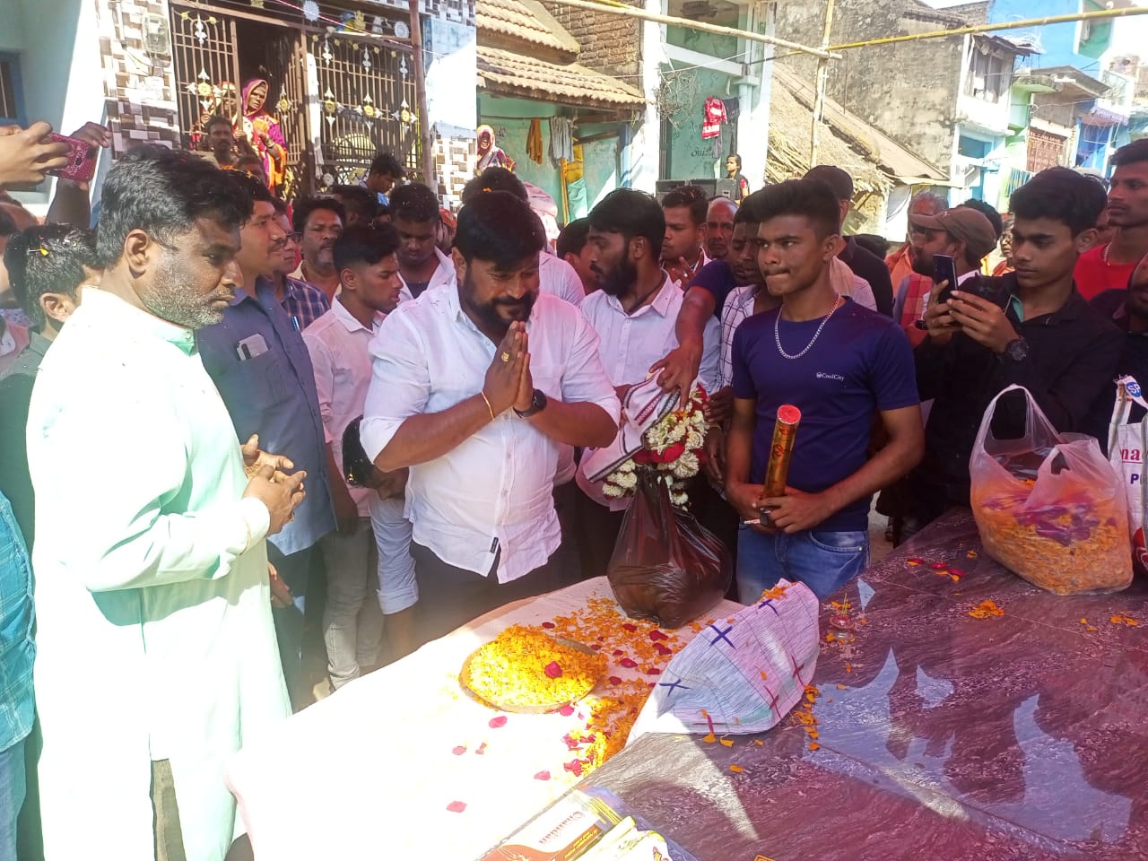 You are currently viewing ଶୋକ ସନ୍ତପ୍ତପରିବାର କୁ ସାନଖେମୁଣ୍ଡି ବିଧାୟକ ଙ୍କ ସମବେଦନା ।