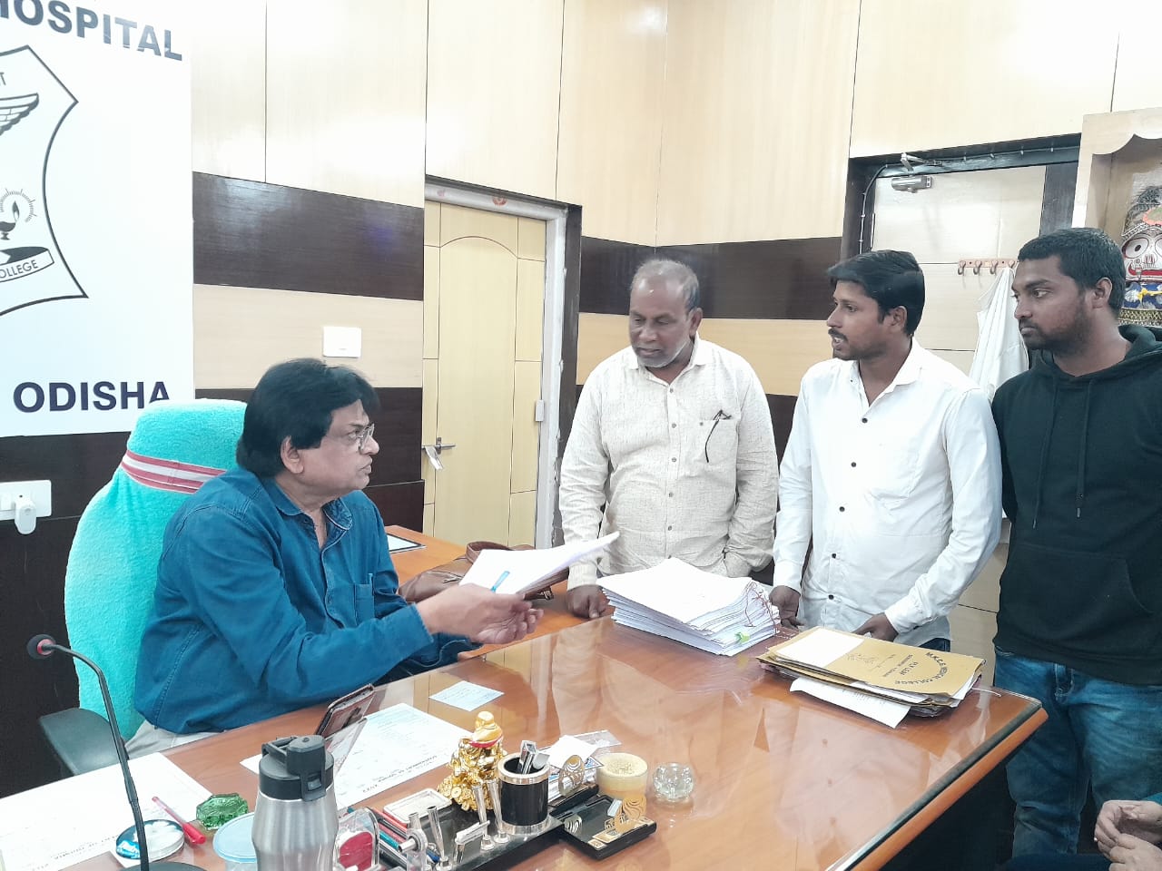 You are currently viewing ବ୍ରହ୍ମପୁର ଏମ.କେ.ସି.ଜି ମେଡ଼ିକାଲର ବିଶ୍ଵସ୍ଥରୀୟ ସ୍ୱାସ୍ଥ୍ୟ ସେବା ପ୍ରଦାନ ଦାବି ନେଇ ଆନ୍ଦୋଳନ ।