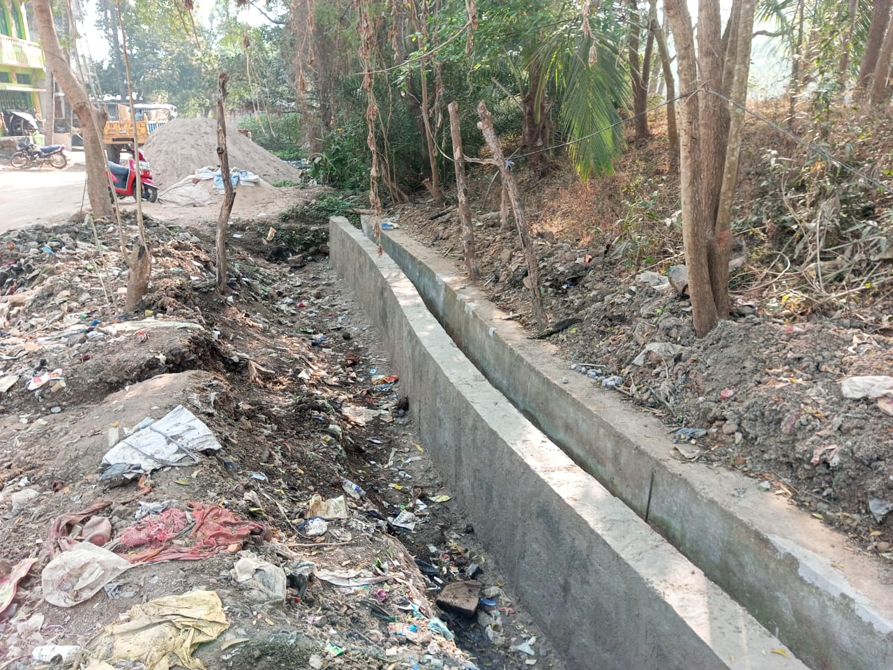 You are currently viewing ସୂଚନା ଫଳକ ନଥାଇ ଚାଲିଛି ସରକାରୀ କାର୍ଯ୍ୟ