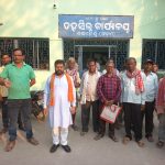 Read more about the article ସମବାୟ ସମିତିର ଅନିୟମିତତାକୁ ନେଇ ଉତ୍ତମ ପାଣିଗ୍ରାହୀ ଏବଂ ଚାଷୀଙ୍କ ଅଭିଯୋଗ ପତ୍ର ପ୍ରଦାନ ।