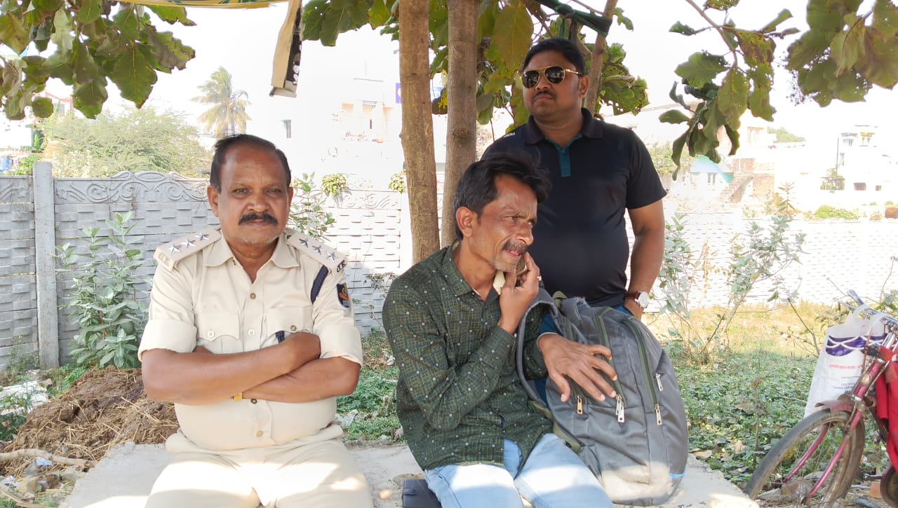 You are currently viewing ଓଏସଆରଟିସି ବସ୍ ରୁ ଅବକାରୀ ବିଭାଗ ଜବତ କଲା ଟଙ୍କା, ଜଣେ ଅଟକ।