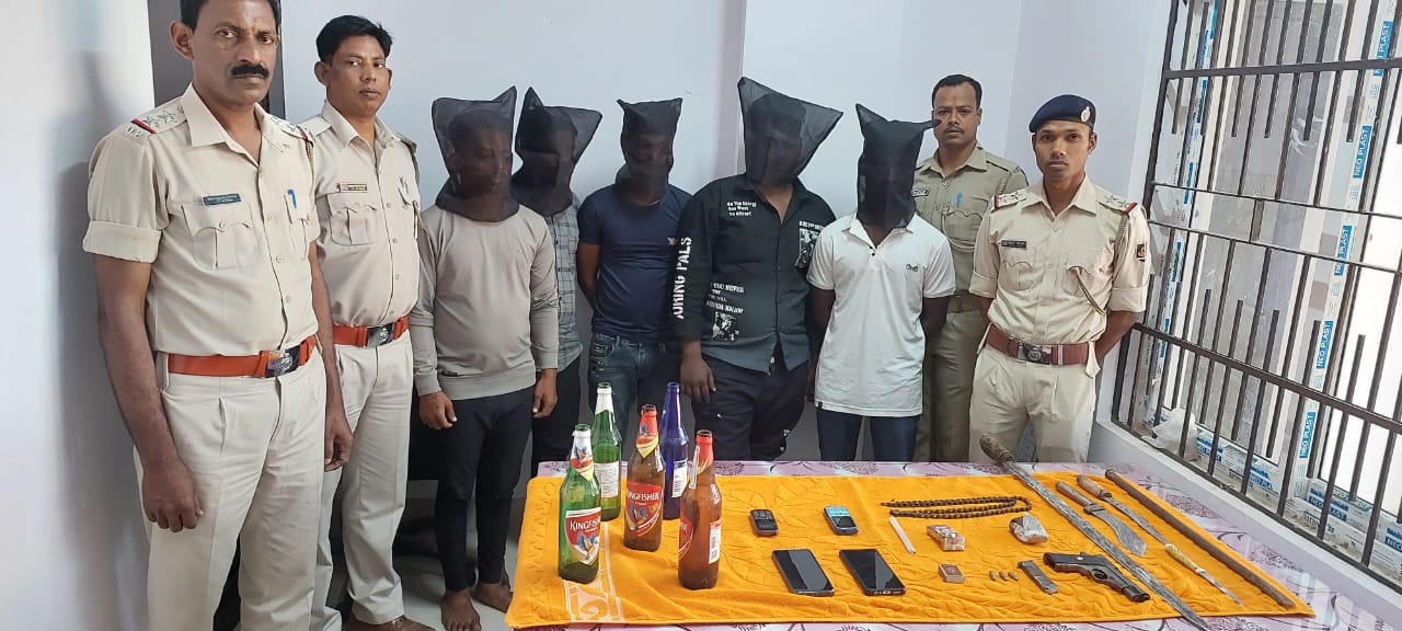 You are currently viewing ଡକାୟତି ଯୋଜନାକୁ ପଣ୍ଡ କଲା କୋଦଳା ପୋଲିସ : ୫ ଗିରଫ, ପିସ୍ତଲ ବୋମା ଜବତ ।