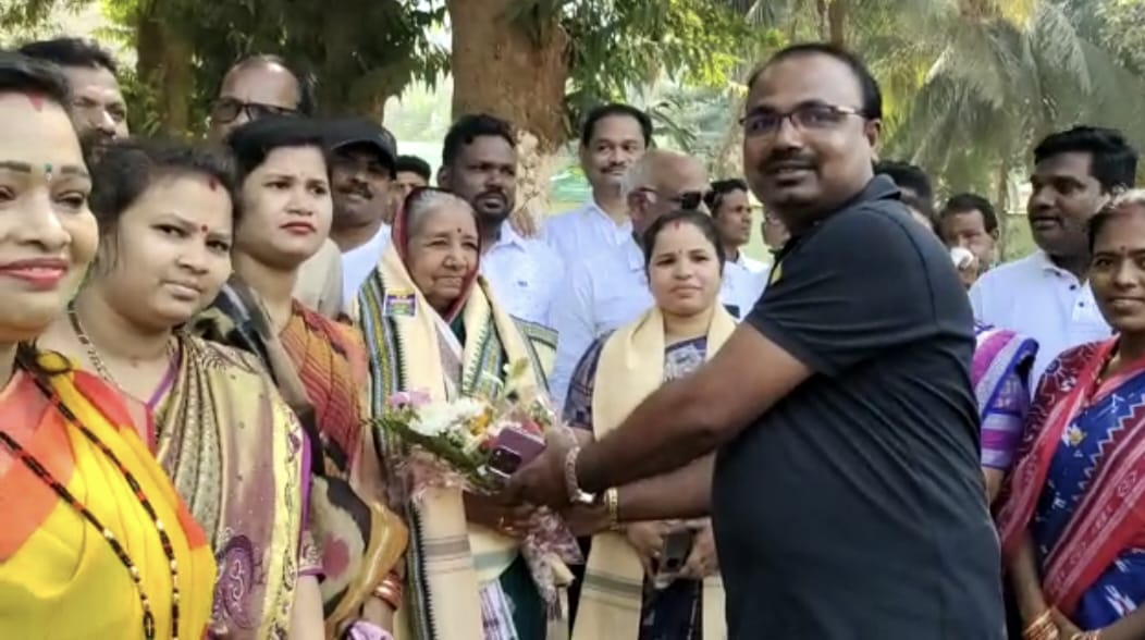 You are currently viewing ପୁନେରୁ ଫେରିବା ପରେ ଖଲ୍ଲିକୋଟରେ ପ୍ରମିଳା ବିଷୋୟୀଙ୍କୁ ଶୁଭେଚ୍ଛା ଜଣାଇଲେ ଦଳୀୟ କର୍ମକର୍ତ୍ତା