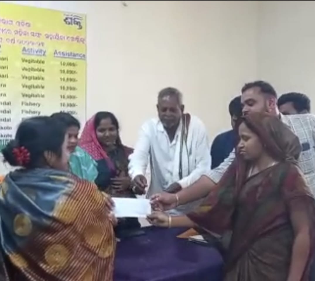 You are currently viewing ମହିଳା ଗ୍ରୁଫକୁ ସିଡି ମନି / ରିଭଲବିଙ୍ଗ ଫଣ୍ଡ ର ଚେକ ପ୍ରଦାନ