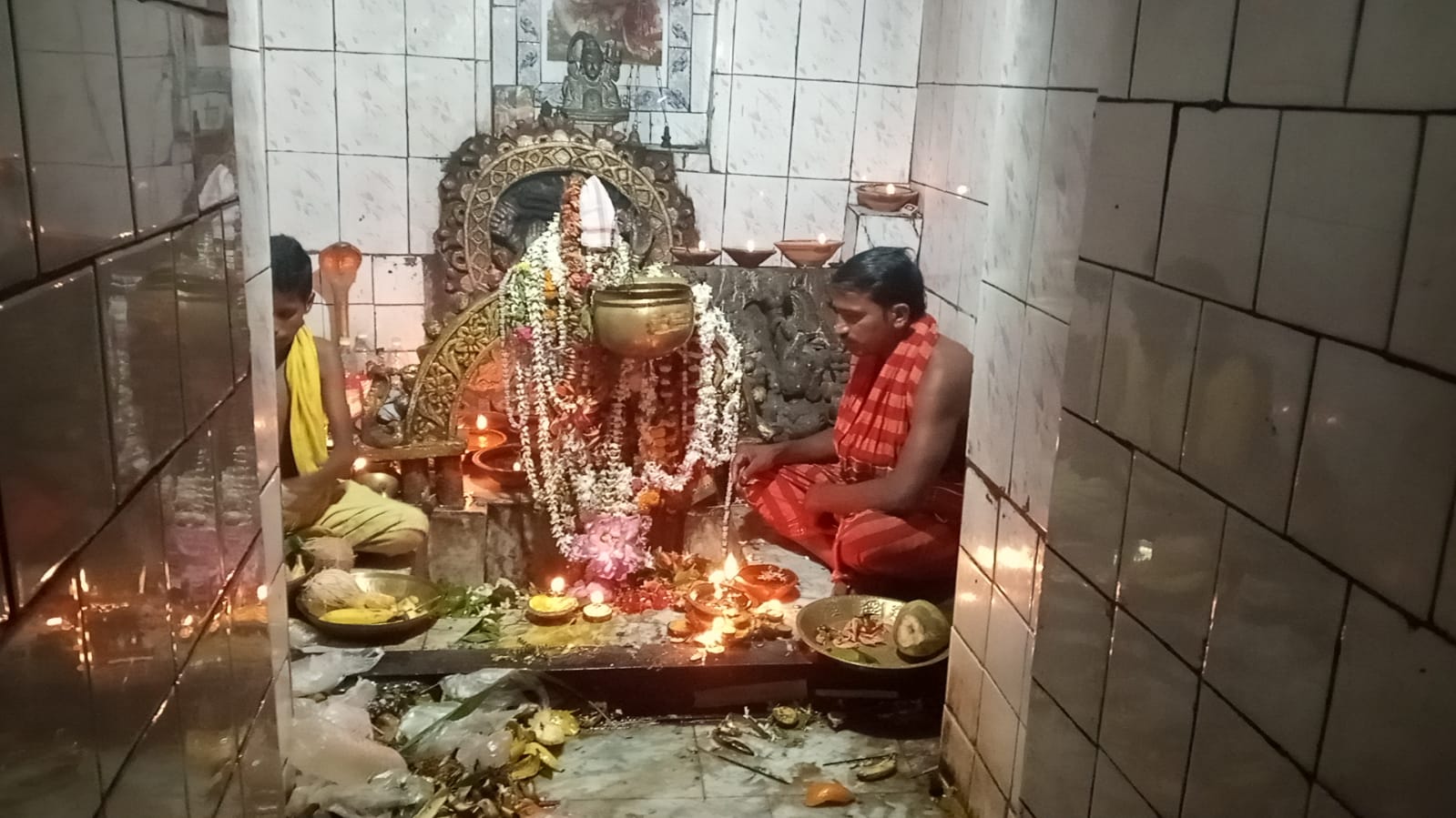 You are currently viewing ଧୂମଧାମ୍ ରେ ପାଳିତ ହେଲା ମହା ଶିବରାତ୍ରି; ବିଭିନ୍ନ ଶୈବ ପୀଠରେ ଅସମ୍ଭାଳ ଭିଡ଼