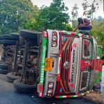 Read more about the article ଭାରସାମ୍ୟ ହରାଇ ଭାଲିଆ ମଞ୍ଜି ଟ୍ରକ ଓଲଟି ଦୁଇ ଆହତ