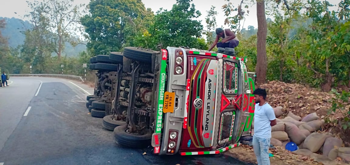 You are currently viewing ଭାରସାମ୍ୟ ହରାଇ ଭାଲିଆ ମଞ୍ଜି ଟ୍ରକ ଓଲଟି ଦୁଇ ଆହତ