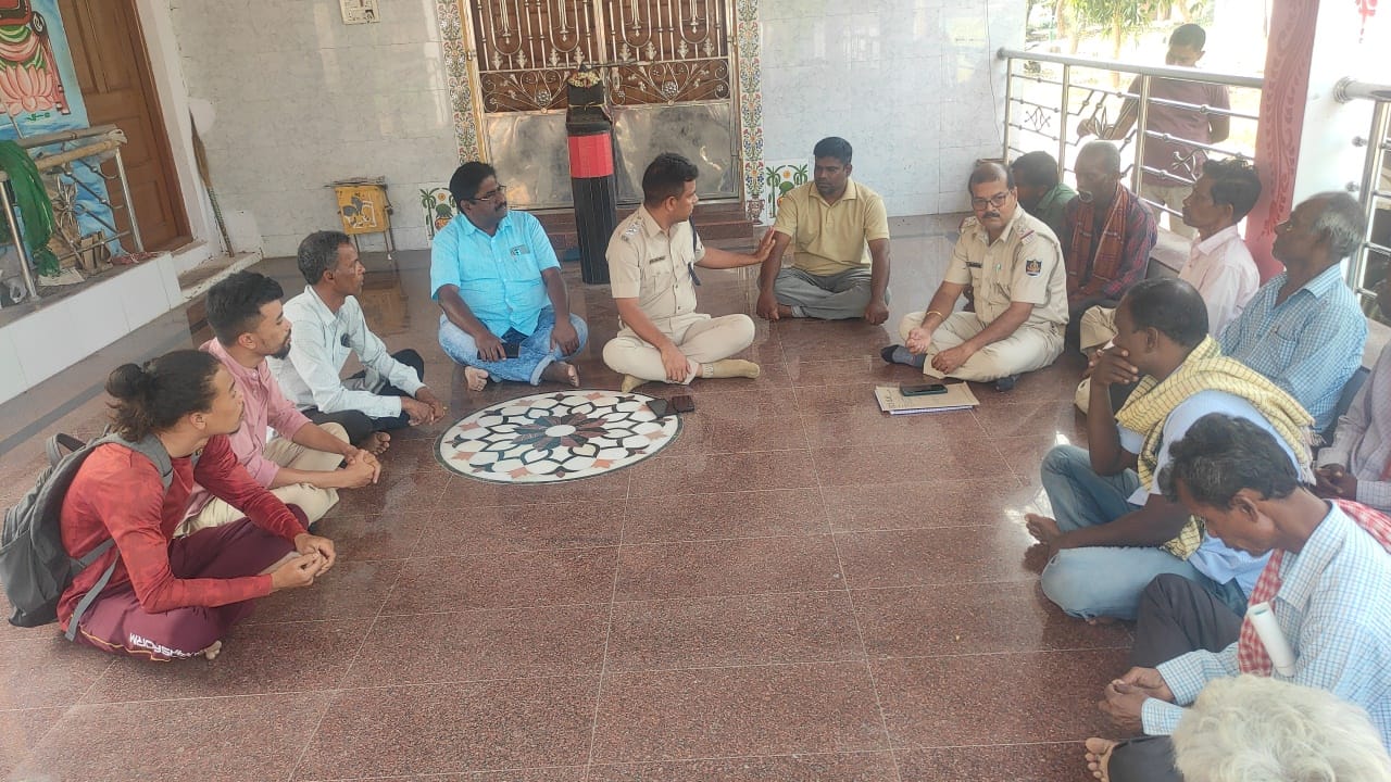 You are currently viewing “ସାର୍ଗୁଣାପଲ୍ଲୀ ର ବାସନ୍ଦ ଘଟଣା” ପୋଲିସ ଉପସ୍ଥିତିରେ ସାମାଜିକ ବାସନ୍ଦ ପରିବାର କୂଳ କମିଟି ଉଭୟଙ୍କ ଉପସ୍ଥିତରେ ଆପୋଷ ସମାଧାନ ହୋଇଯାଇଅଛି l