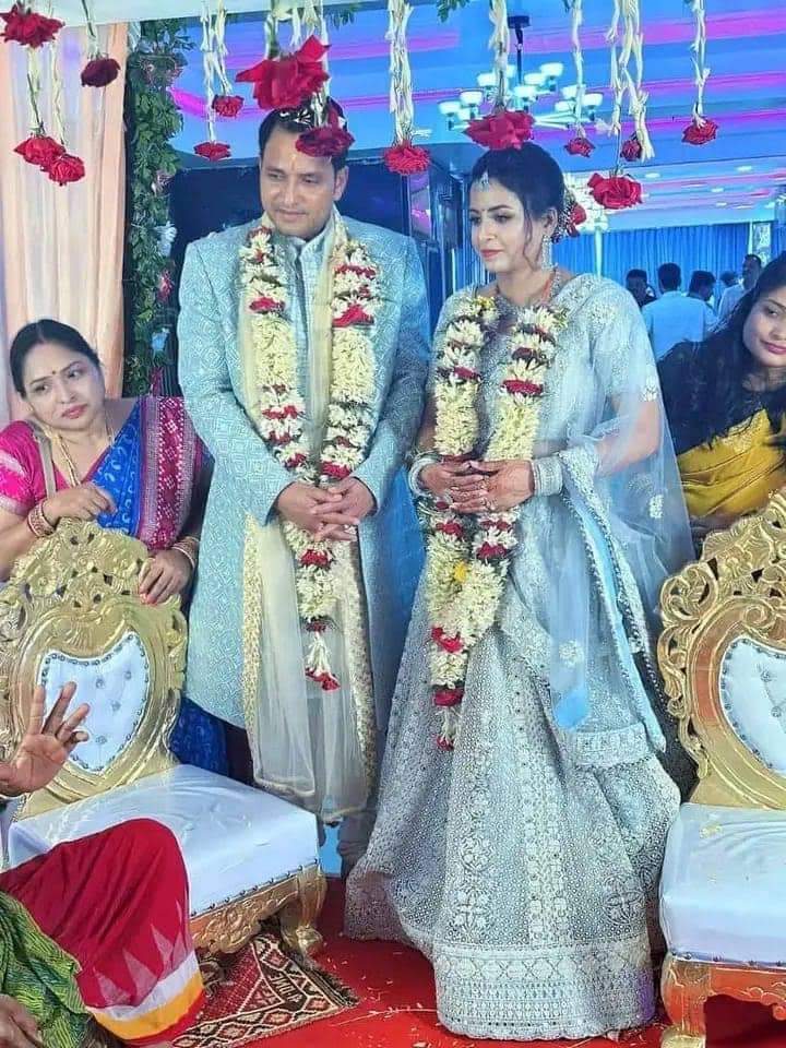 You are currently viewing ବିବାହ ବନ୍ଧନରେ ବାନ୍ଧି ହେଲେ ବିଜେଡି ବିଧାୟକ କ୍ୟାପଟେନ ଦିବ୍ୟଶଙ୍କର ମିଶ୍ର, ଜାଣନ୍ତୁ କିଏ ସାଜିଲେ ତାଙ୍କର ବାନ୍ଧବି