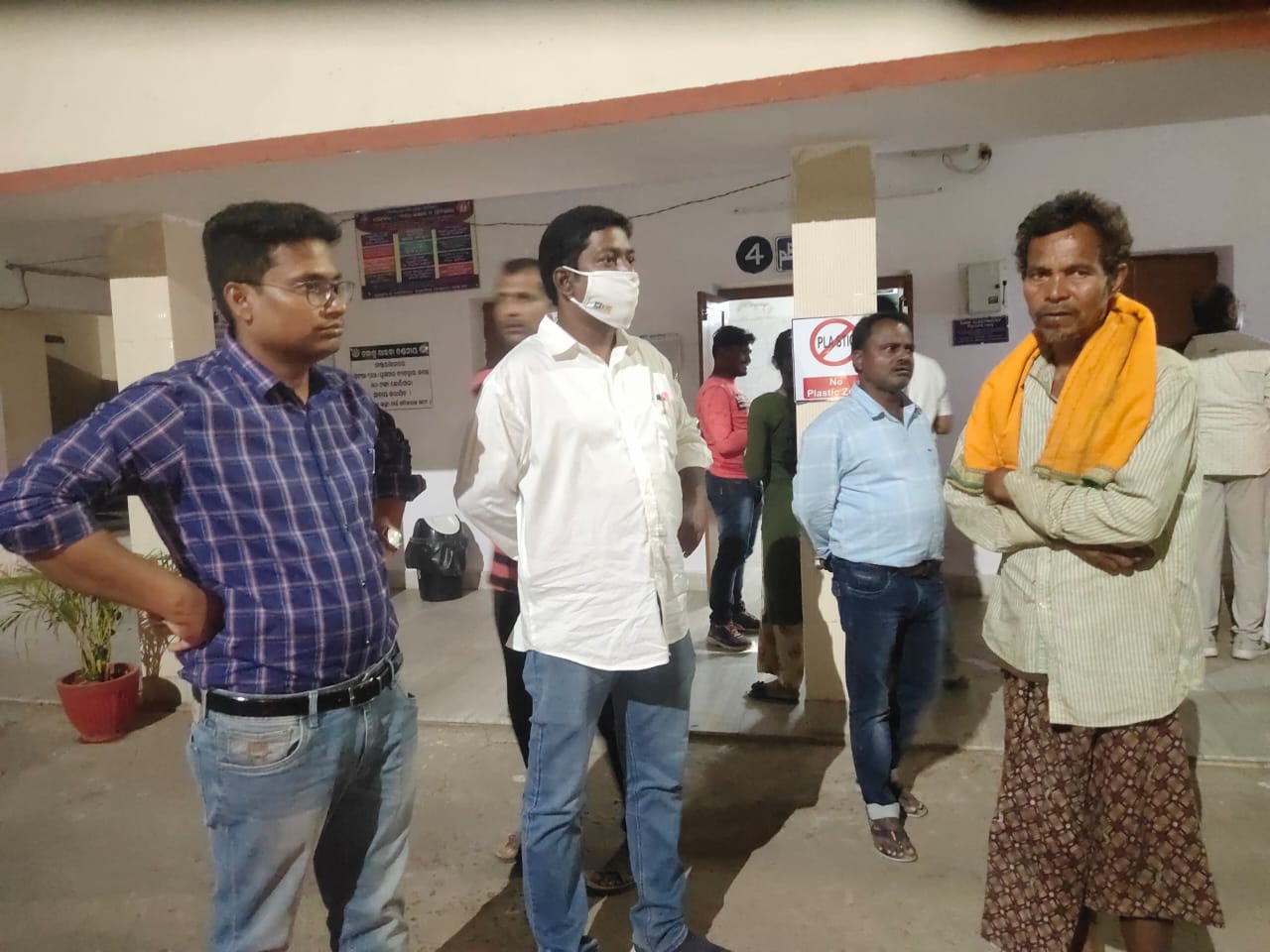 You are currently viewing ଯନ୍ତ୍ରଣାରେ ଛଟପଟ ହେଉଥିବା ମହିଳାଙ୍କ ଦେବଦୂତ ସାଜିଲେ ଦିଗପହଣ୍ଡି ତହସିଲଦାର
