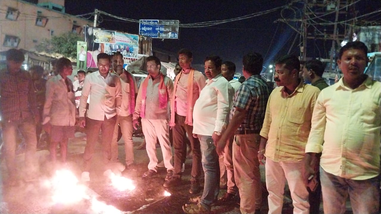 You are currently viewing ବିଜେପି କର୍ମୀଙ୍କୁ ଆକ୍ରମଣ ଏବଂ ଗିରଫଦାରୀ ପ୍ରତିବାଦରେ ମୁଖ୍ୟମନ୍ତ୍ରୀଙ୍କ କୁଶ ପୁତ୍ତଳିକା ଦାହ