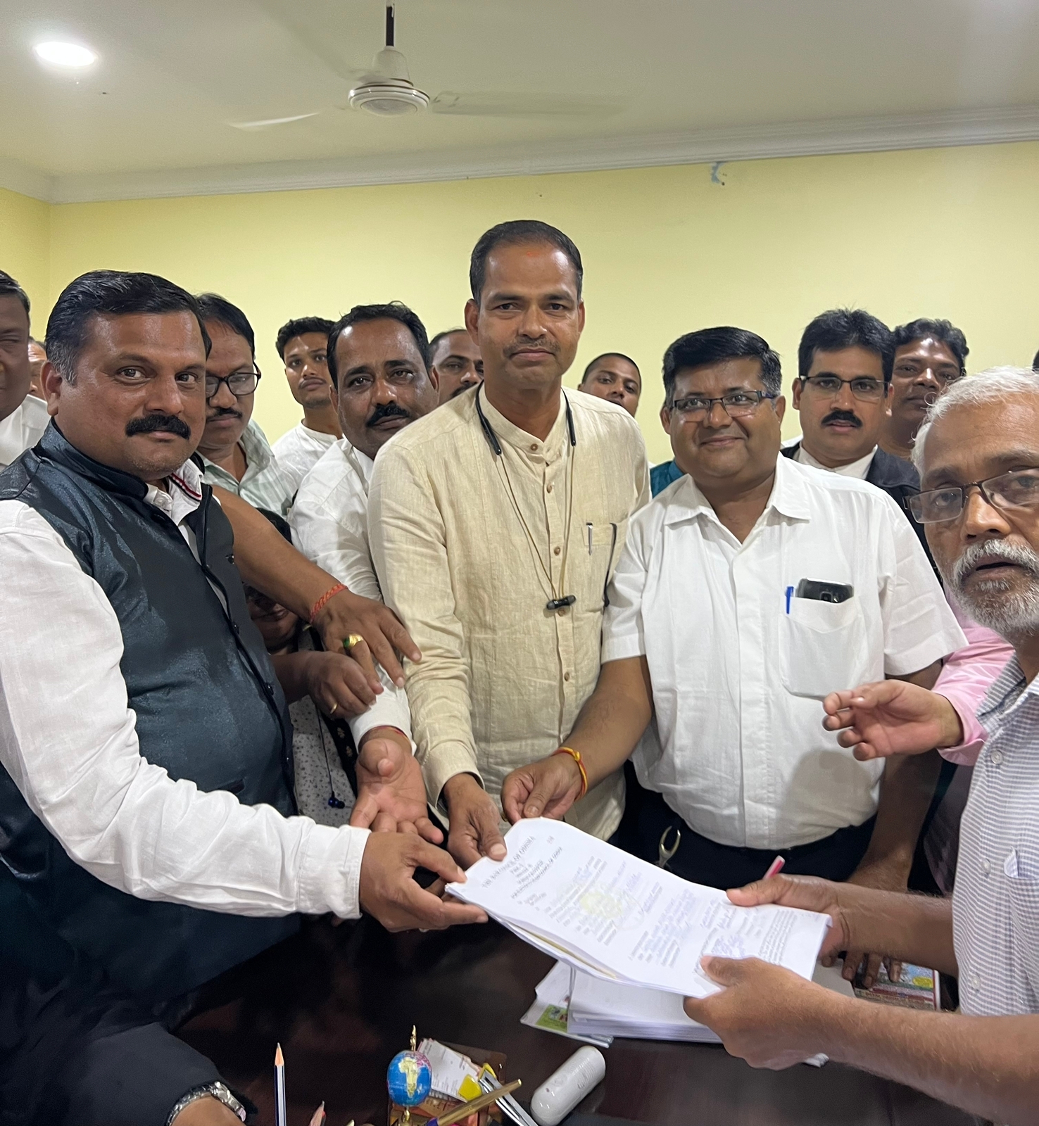 You are currently viewing ଆଇନଜୀବି ପୀତବାସ ପଣ୍ଡା ଙ୍କ ପାର୍ଥିପତ୍ର ଦାଖଲ।