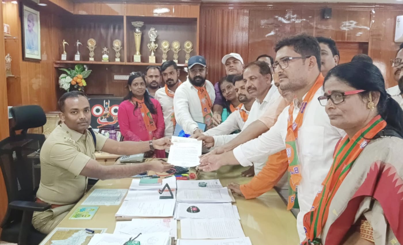 You are currently viewing ଗଞ୍ଜାମ ଜିଲ୍ଲା ଭାରତୀୟ ଜନତା ଯୁବମୋର୍ଚ୍ଚା ପକ୍ଷରୁ ଜିଲ୍ଲା ଯୁବମୋର୍ଚ୍ଚା ସଭାପତିଙ୍କ ନେତୃତ୍ବରେ ବ୍ରହ୍ମପୁର ଏସ୍.ପି କାର୍ଯ୍ୟାଳୟ ସମ୍ମୁଖରେ “ବିକ୍ଷୋଭ ପ୍ରଦର୍ଶନ ସହ ଗଣଧାରଣାରେ” ।