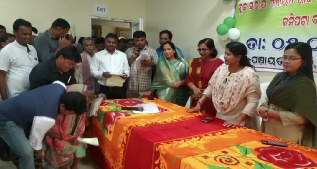 You are currently viewing ଲୋକସେବା ଦିବସ ରେ ବେଗୁନିଆପଡା ବ୍ଲକ ରେ ପଟ୍ଟା ଓ ଭତ୍ତା ବଣ୍ଟନ