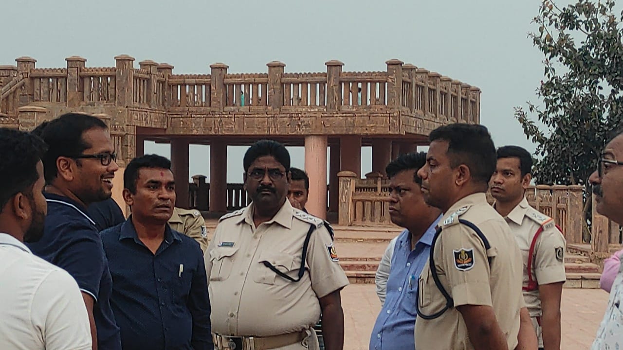 You are currently viewing ଚୈତ୍ର ଯାତ୍ରା ପାଇଁ ତାରା ତାରିଣୀ ମନ୍ଦିର ପାହାଡ଼ ଉପର ଓ ତଳ ସିଂହଦ୍ୱାର ର ପ୍ରସ୍ତୁତି କାର୍ଯ୍ୟକ୍ରମ ଅନୁଧ୍ୟାନ କଲେ ଛତ୍ର ପୁର ଉପଜିଲ୍ଲାପାଳ,