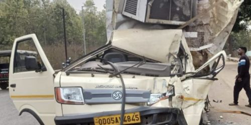 ସିମେଣ୍ଟ ବୋଝେଇ ଟ୍ରକ ପଛ ପଟୁ ଧକ୍କା ଦେଲା ଆଇସକ୍ରିମ ବୋଝେଇ ଗାଡି