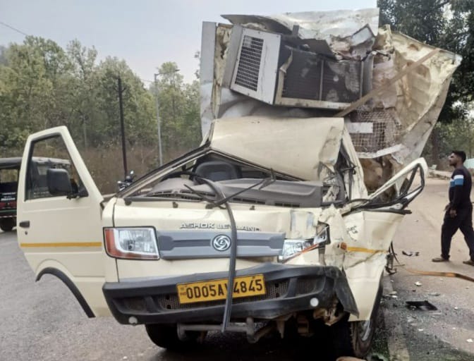 You are currently viewing ସିମେଣ୍ଟ ବୋଝେଇ ଟ୍ରକ ପଛ ପଟୁ ଧକ୍କା ଦେଲା ଆଇସକ୍ରିମ ବୋଝେଇ ଗାଡି