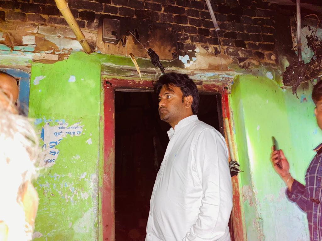 You are currently viewing ଅଗ୍ନି ବିପନ୍ନଙ୍କୁ ଭେଟିଲେ କୋଦଳା ଏନଏସି ଅଧ୍ୟକ୍ଷ