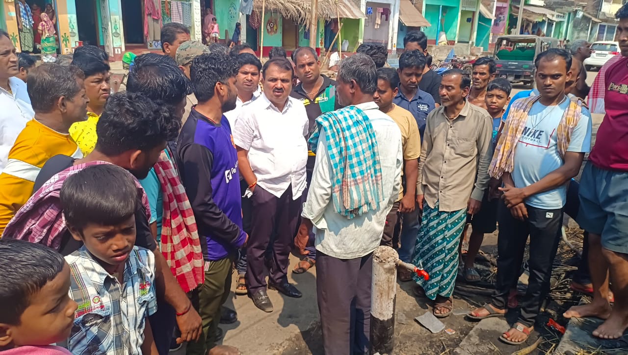 You are currently viewing ଅଗ୍ନି ବିପର୍ଣ୍ଣ ପରିବାର କୁ ଭେଟିଲେ ପୂର୍ବତନ ନଗର ପାଳ।