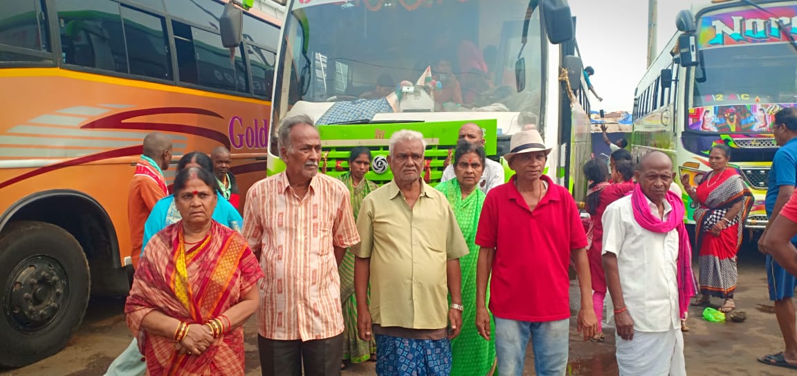 You are currently viewing ଡ୍ରାଇଭରଙ୍କ ଷ୍ଟିୟରିଂ ଛାଡ ଆନ୍ଦୋଳନ ଯୋଗୁଁ ୪୦ ଜଣ ତୀର୍ଥଯାତ୍ରୀ ଫାଶୀ ରହିଥିଲେ : ଥାନା ଅଧିକାରୀ ଙ୍କ ହସ୍ତକ୍ଷେପ ପରେ ଗନ୍ତବ୍ୟ ସ୍ଥଳକୁ ଗଲେ