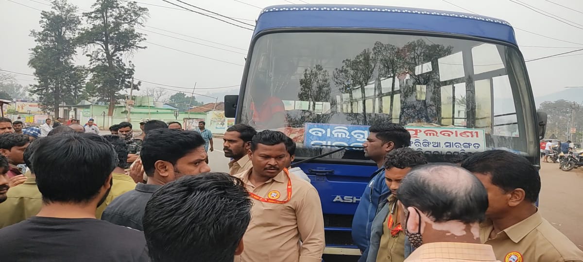 You are currently viewing ଦ୍ବିତୀୟ ଦିନରେ ପହଁଚିଲା ଡ୍ରାଇଭର ମହାସଂଘର ଧର୍ମଘଟ:<br>ଅତ୍ୟାବଶ୍ୟକ ସାମଗ୍ରୀ ଚିନ୍ତାରେ ଖାଉଟି, ଯାତ୍ରୀ ହନ୍ତସନ୍ତ
