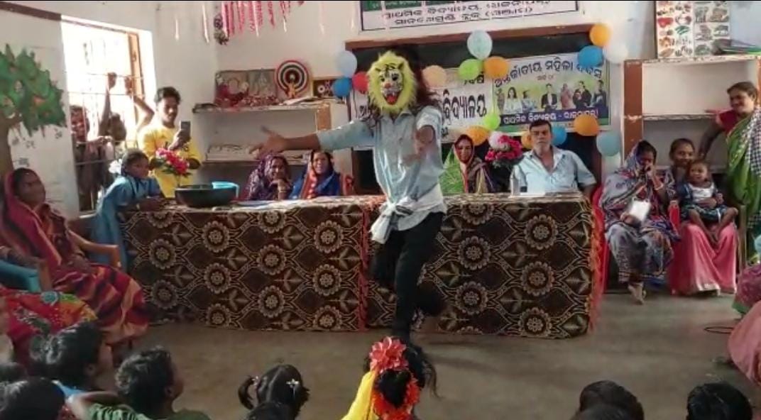 You are currently viewing ଜଙ୍ଗଲ ସୁରକ୍ଷା ଉପରେ ପ୍ରଥପ୍ରାନ୍ତ ନାଟକ ଜରିଆରେ ସଚେତନତା କରାଇଲେ ଆଦର୍ଶ ଶିକ୍ଷକ ଶ୍ରୀ ସଦାଶିବ ପାଢ଼ୀ ।