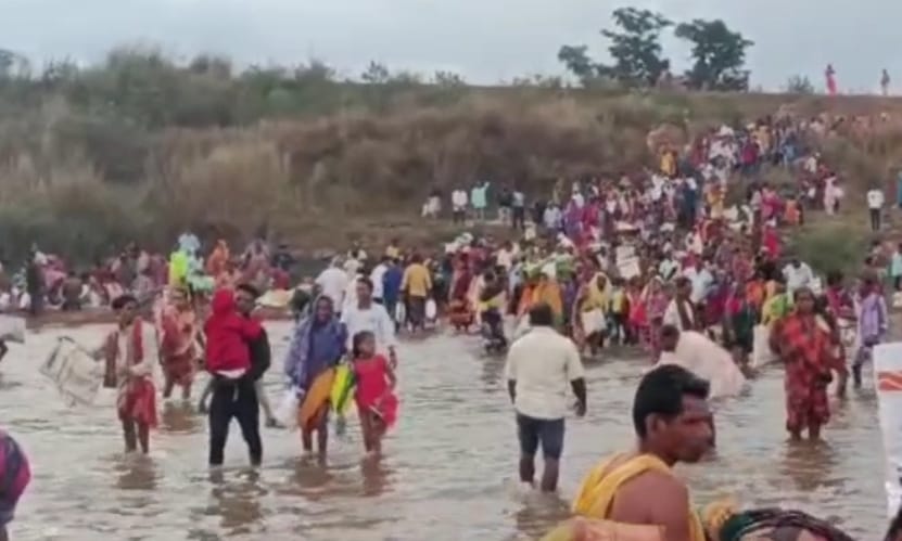 You are currently viewing ପ୍ରତାପୁର ଗ୍ରାମରଋଷିକୁଲ୍ୟା ନଦୀରେ ମହାବାରୁଣୀ ବୁଡ଼ ପକାଇଲେ 50ହଜାର ଶ୍ରଦ୍ଧାଳୁ