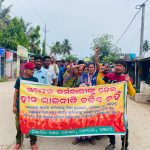 Read more about the article ଜାରି ରହିଛି କୋଦଳା ସଫେଇ କର୍ମଚାରୀଙ୍କ ପ୍ରତିବାଦ।