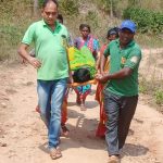 Read more about the article ଦେବଦୂତ ସାଜିଲେ ୧୦୮ କର୍ମଚାରୀ । ୩ କିଲୋମିଟର ଷ୍ଟ୍ରେଚର ରେ ଭୂଇଁ ଗର୍ଭବତୀ ମହିଳାଙ୍କୁ ସୁରକ୍ଷିତ ମେଡ଼ିକାଲ ସ୍ଥାନାନ୍ତର ।