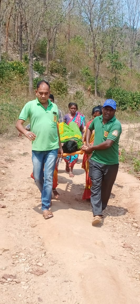 You are currently viewing ଦେବଦୂତ ସାଜିଲେ ୧୦୮ କର୍ମଚାରୀ । ୩ କିଲୋମିଟର ଷ୍ଟ୍ରେଚର ରେ ଭୂଇଁ ଗର୍ଭବତୀ ମହିଳାଙ୍କୁ ସୁରକ୍ଷିତ ମେଡ଼ିକାଲ ସ୍ଥାନାନ୍ତର ।