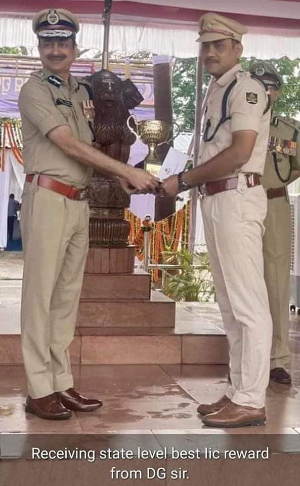 You are currently viewing ୮୮ ତମ ଓଡ଼ିଶା ପୋଲିସ ପ୍ରତିଷ୍ଠା ଦିବସରାଜ୍ୟ ସ୍ତରୀୟ ଶ୍ରେଷ୍ଠ ଆଇଆଇସି ଟ୍ରଫି ପାଇଲେ ପାଟପୁର ଥାନା ଅଧିକାରୀ ସବ୍ୟସାଚୀ ମଲ୍ଲ। ପାଇଲେ ବ୍ରଜବିହାରୀ ସ୍ମୁତି ସମ୍ମାନ