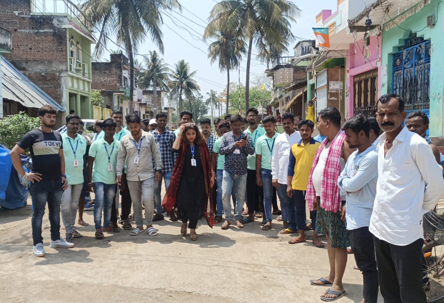 You are currently viewing ବିଦ୍ୟୁତ ଆଘାତରେ ମୃତ ବ୍ଯକ୍ତିଙ୍କ ପରିବାର ନିକଟରେ ପହଞ୍ଚି ସହଯୋଗର ହାତ ବଢାଇଲା କୋଦଳା ୟୁଥ୍ ଫୋରମ୍ ।