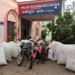 Read more about the article ଦୁଇଟି ମଟର ସାଇକେଲ ସହ ଗଞ୍ଜେଇ ଚାଲାଣ ବେଳେ ଜବତ: ଘଟଣା ସ୍ଥଳରୁ ୧୦ ଚାଲାଣ କାରୀ ଚମ୍ପଟ