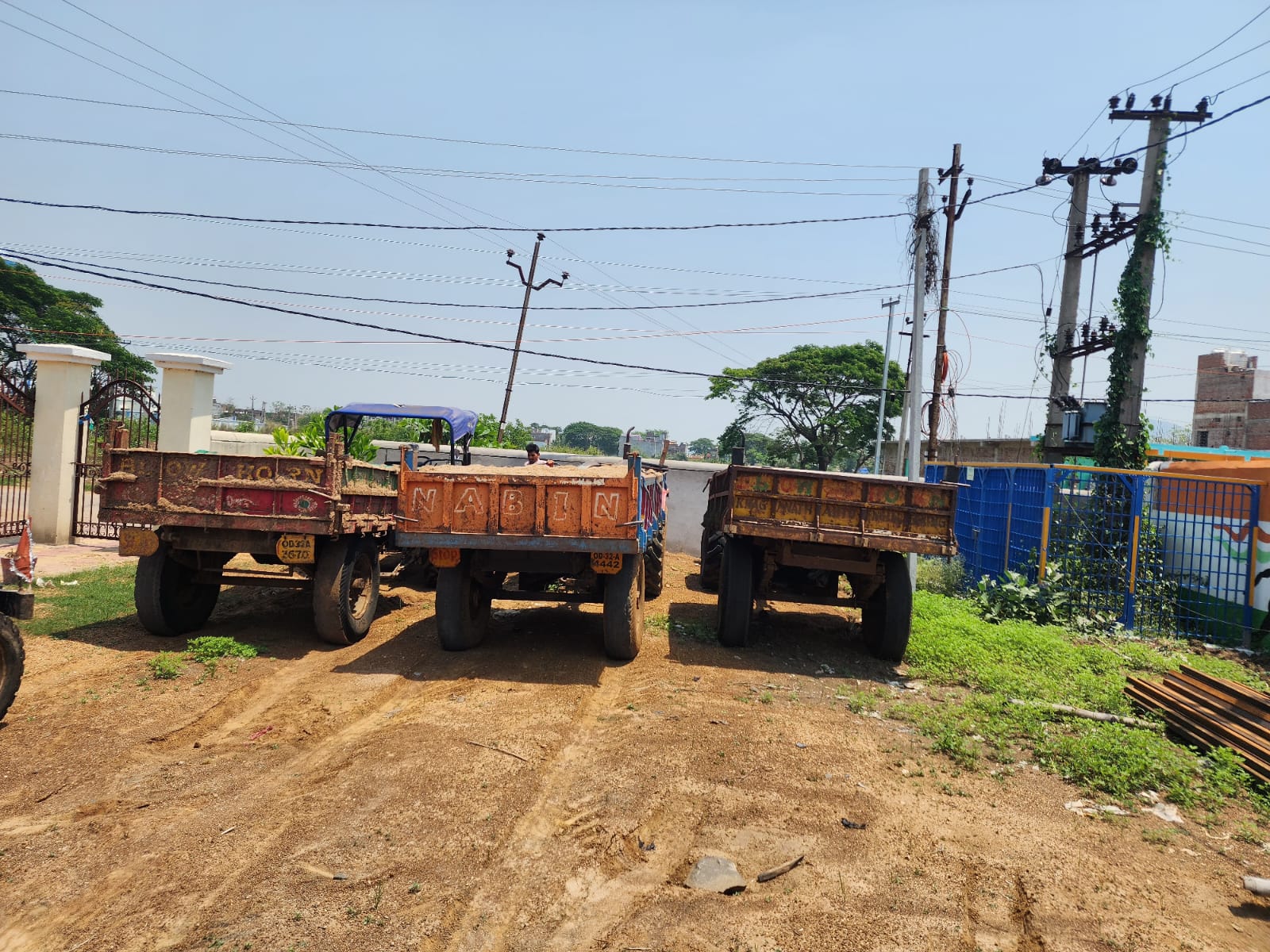 You are currently viewing ବେଆଇନ ବାଲି ଚାଲାଣ,୫ ଟ୍ରାକ୍ଟର ଜବତ,୯ ଗିରଫ।