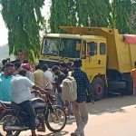 Read more about the article ଭାରସାମ୍ୟ ହରାଇ ଡ୍ରେନ ଉପରେ ଚଢିଗଲା ହାଇୱା : ବହୁ ଉଠା ଦୋକାନୀଙ୍କ ଜିନିଷ ପତ୍ର ଛାରଖାର : ବ୍ୟବସାୟୀ ଗୁରୁତର